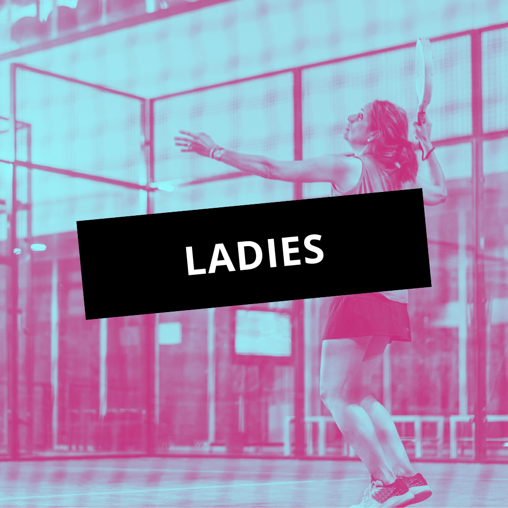 Une joueuse de padel en action sur le court, énergie et convivialité à Angers